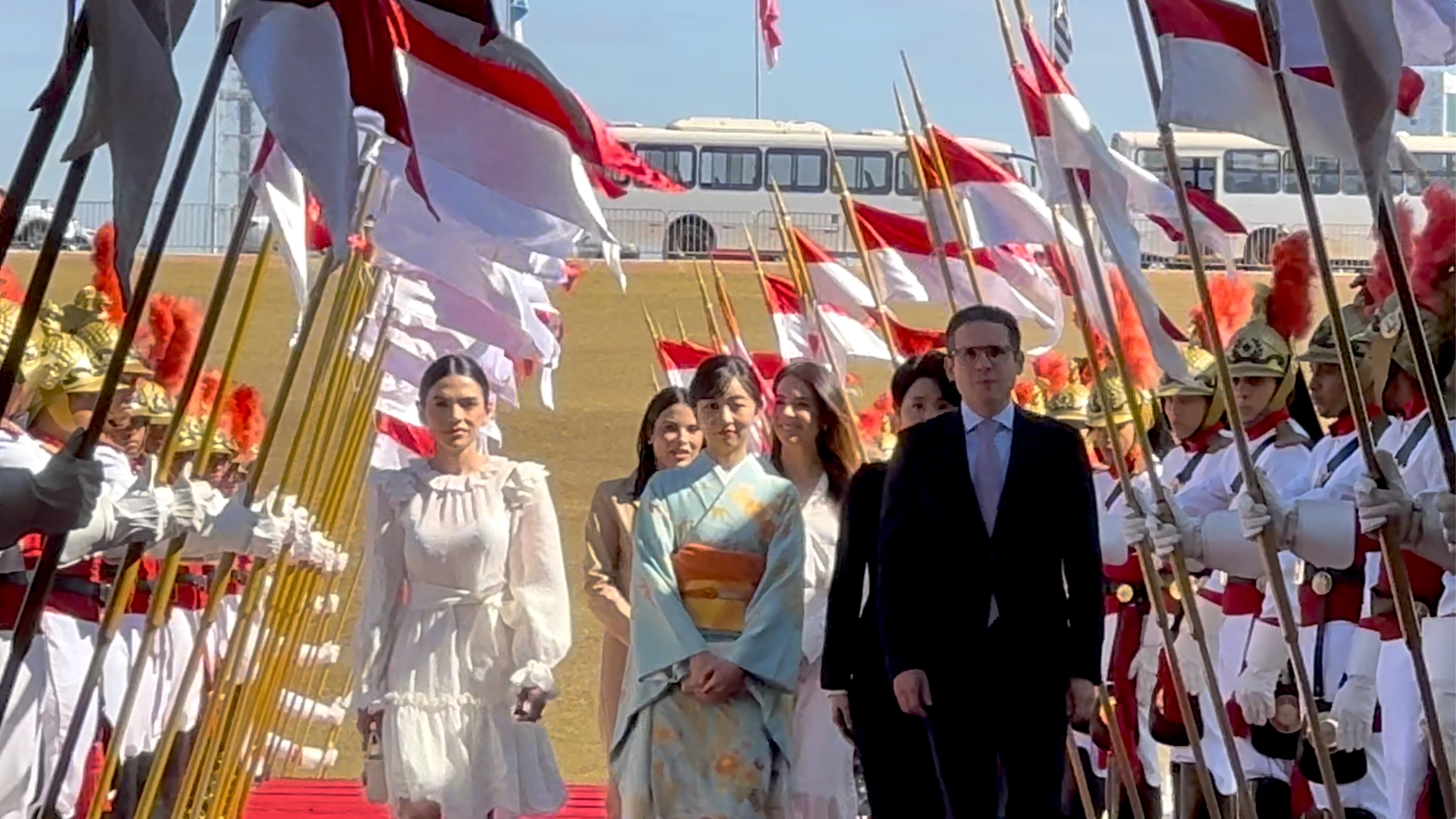 Princesa Kako (direita) sendo recebida pelo presidente da Câmara Motta, entrando enquanto a guarda de honra forma fileiras em frente ao Congresso