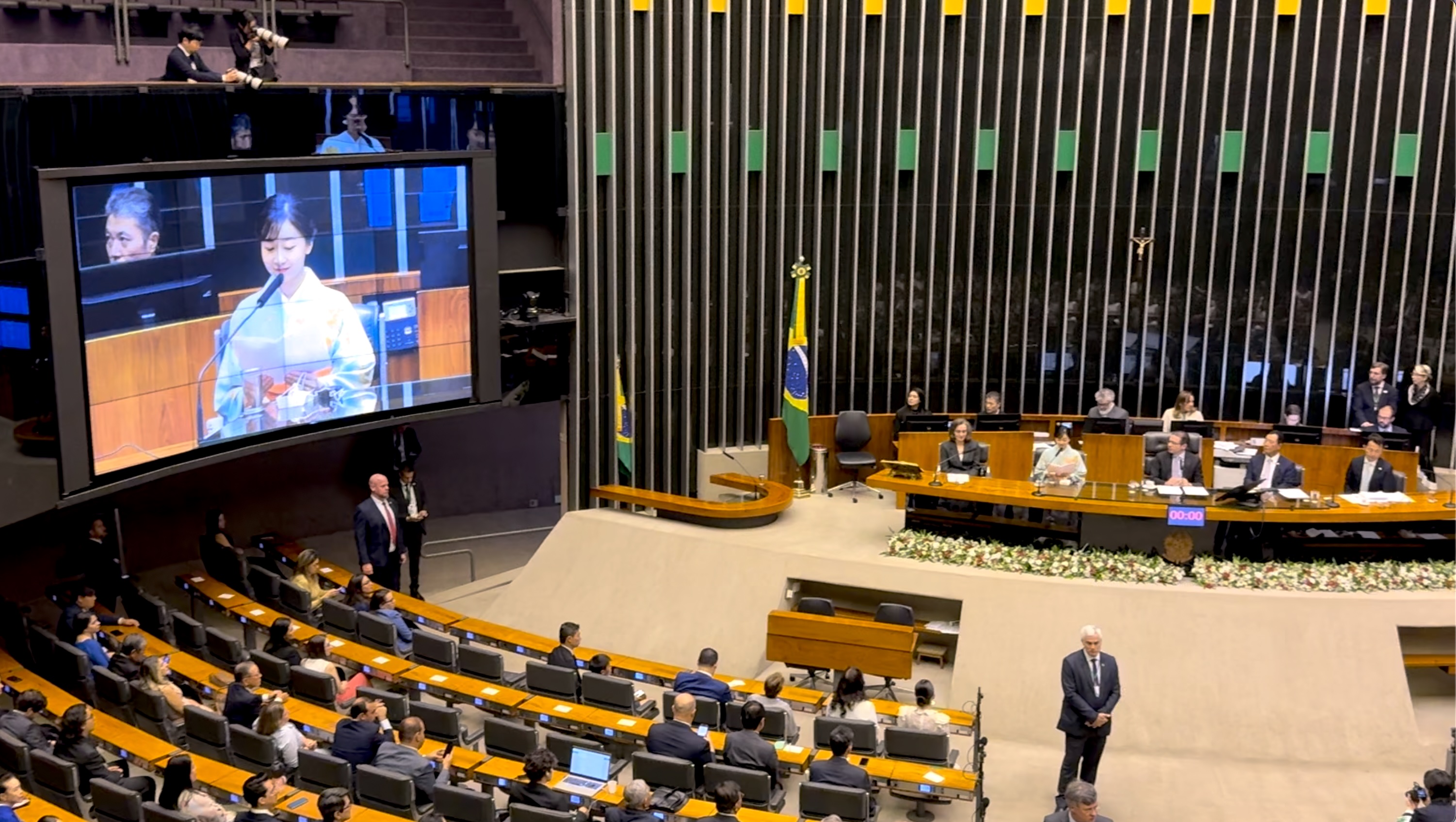 下院本会議場でお言葉を述べる佳子さま