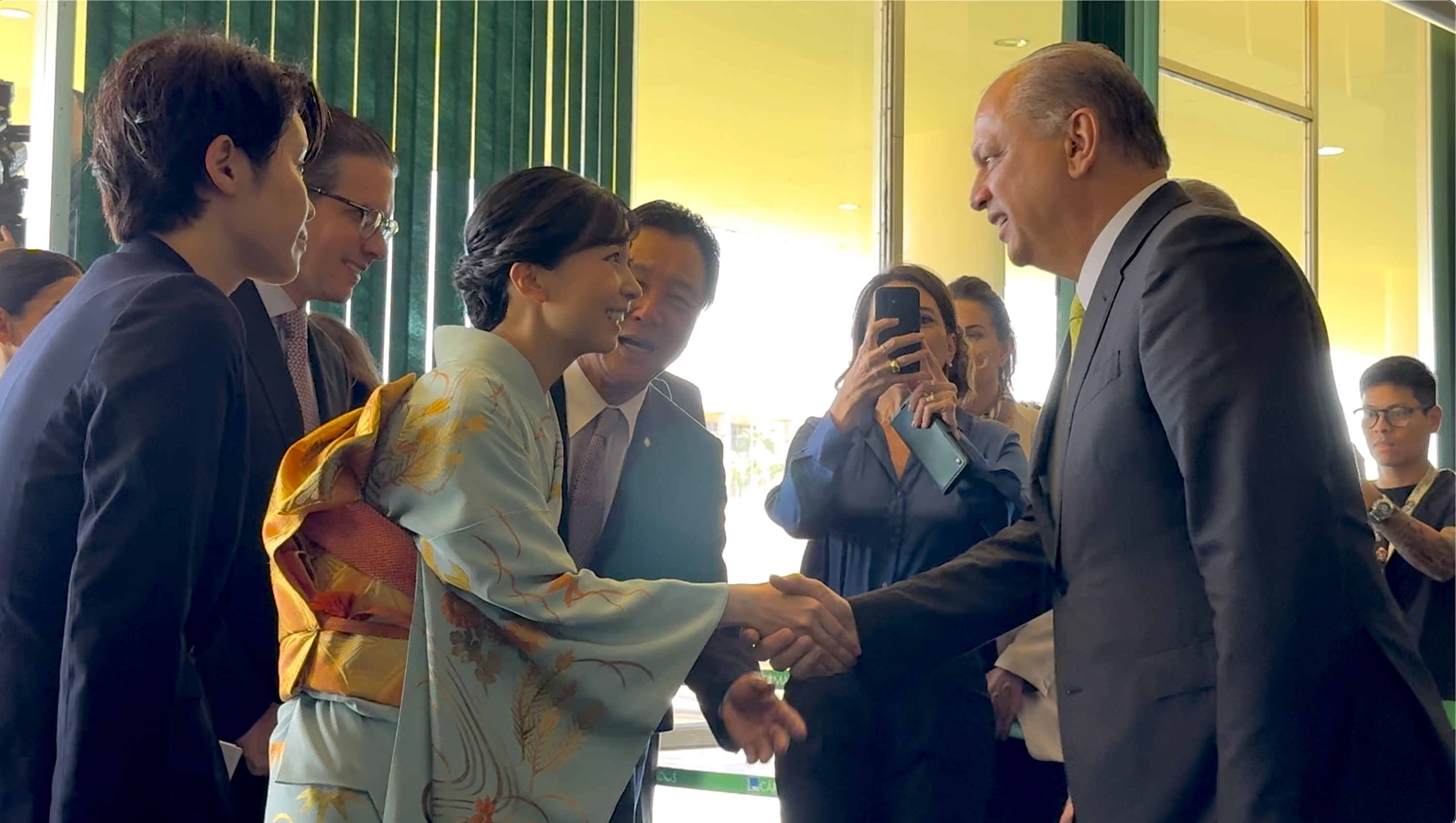 議会玄関で西森議員からパラナ州の政治家の紹介を受ける佳子さま