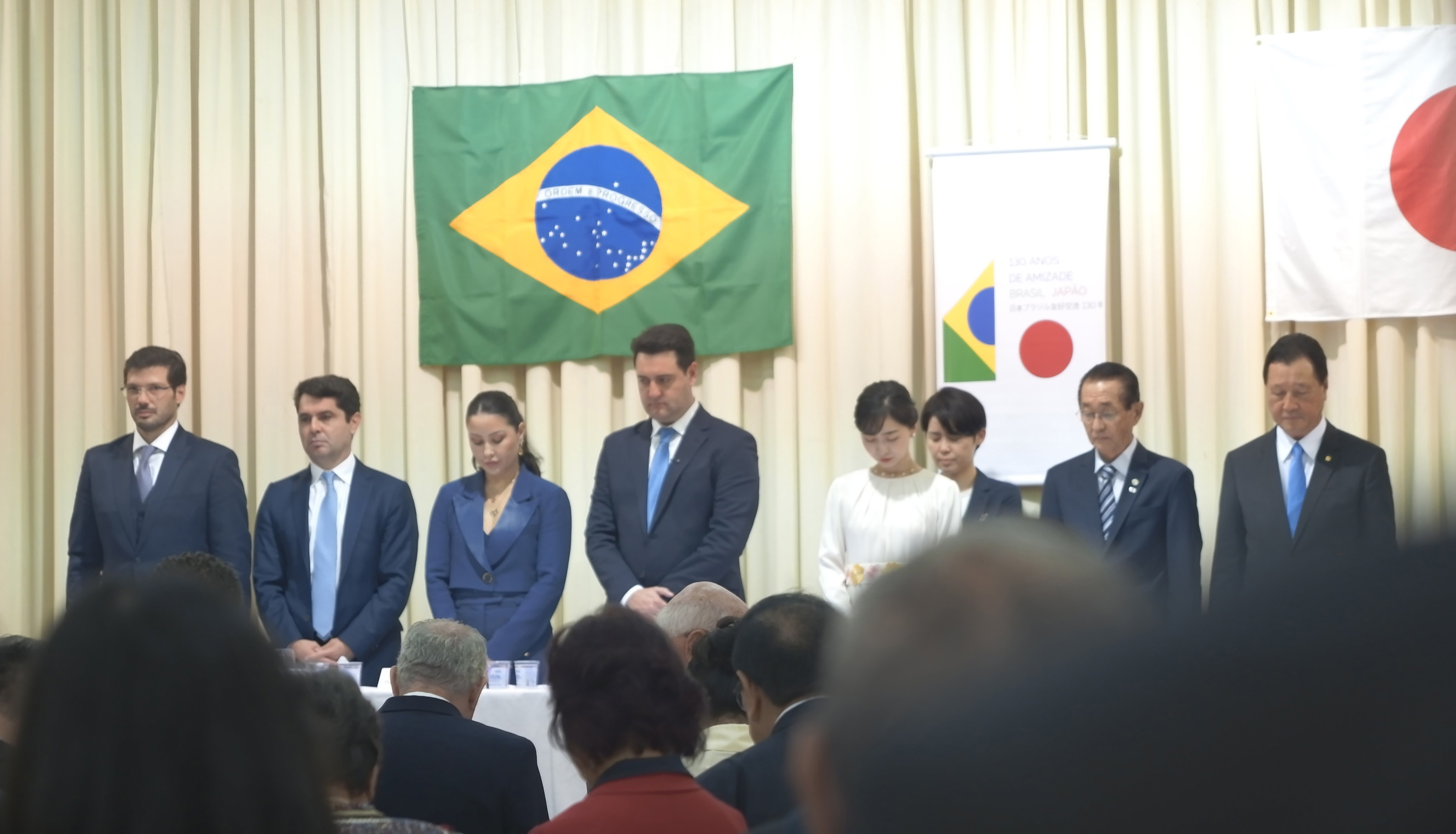 黙祷を捧げる主催者、来賓一同