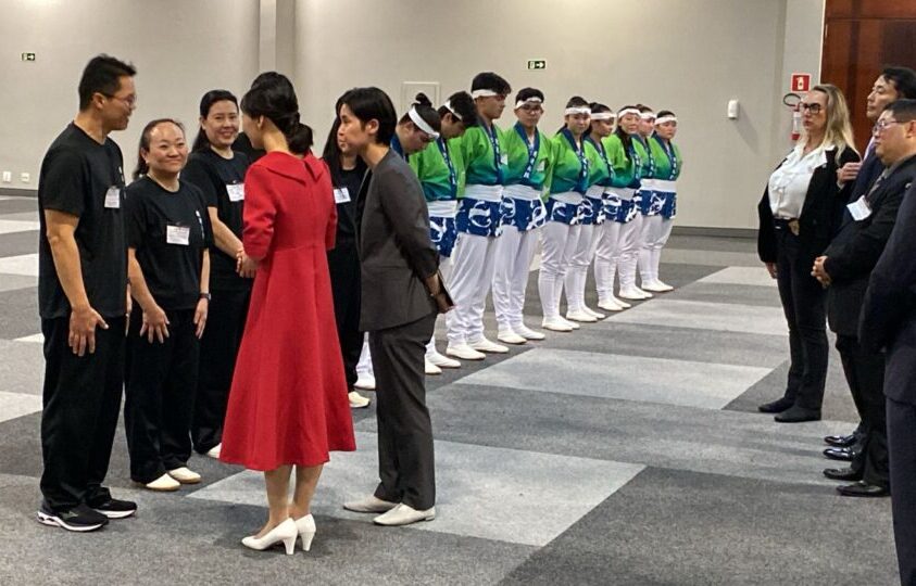 若者たちにご引見される佳子さま