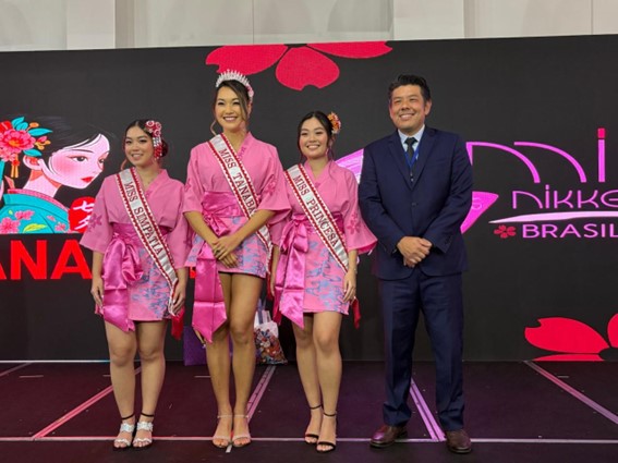 Fabiane Shizue Kobayashi (segunda da esquerda) e outras vencedoras com o presidente da ACAL, Fujita