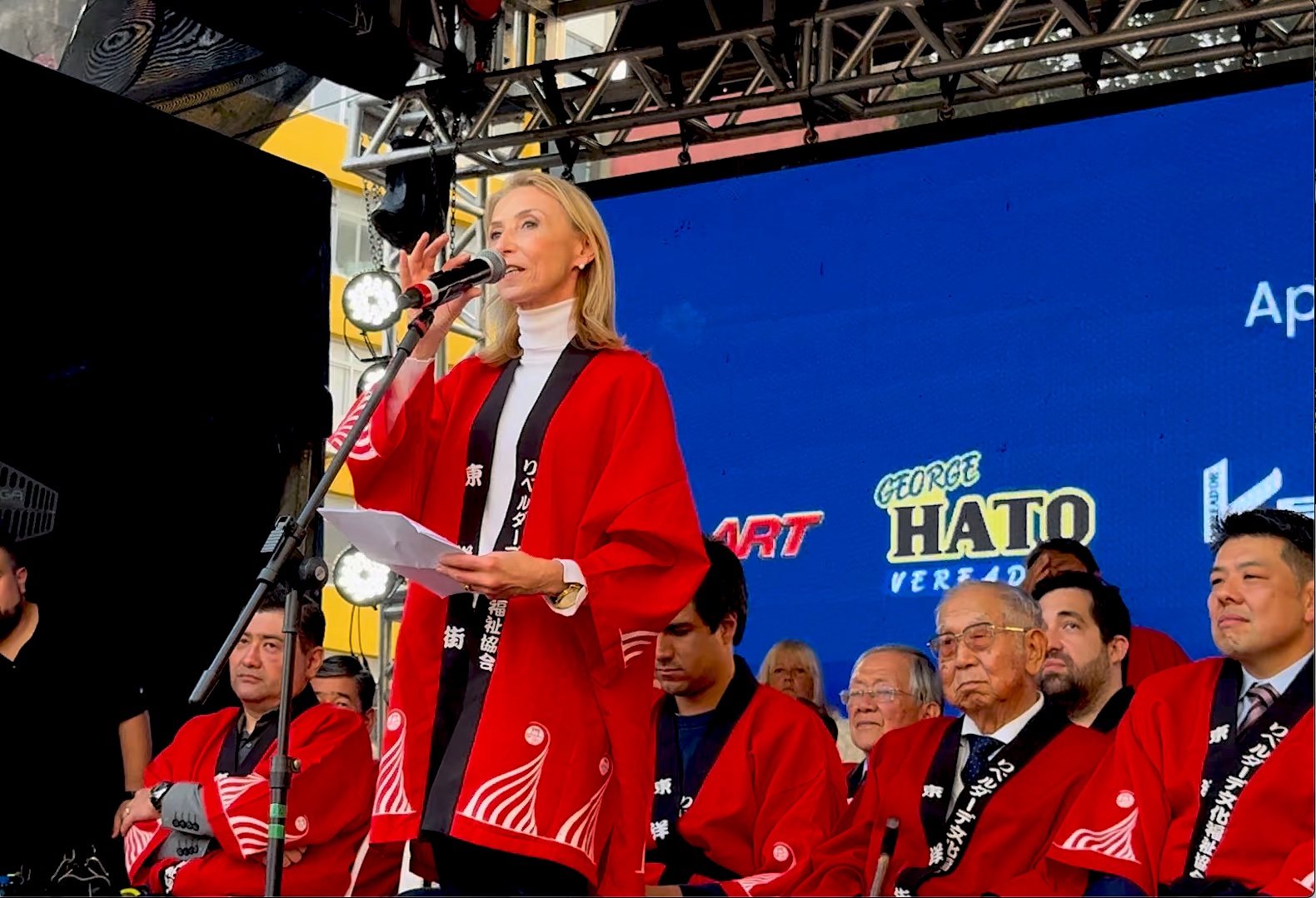 開会式で挨拶するサンパウロ市国際関係局長のアンジェラ・ガンドラ局長