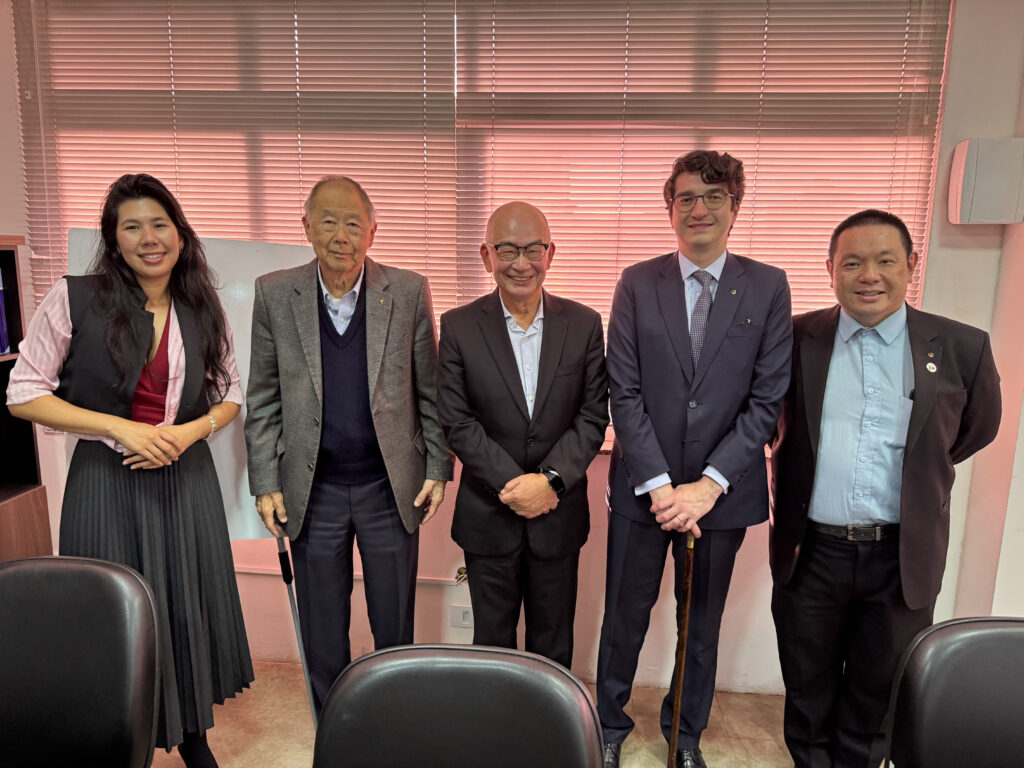 新執行部の皆さん、左から二人目が吉田前会長、中央が竹田会長、右端が藤永理事