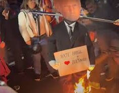 燃やされるトランプ人形（Reproducao）