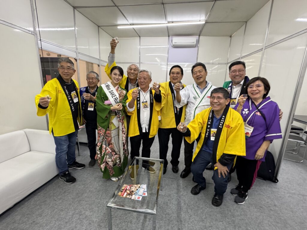 乾杯する実行委員会の皆さん