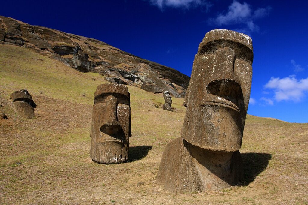 「ラノ・ララク」にあるモアイ像（Foto: TravelingOtter, via Wikimedia Commons）