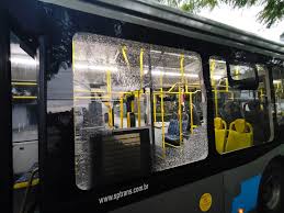 被害を受けたバス（Reproducao）