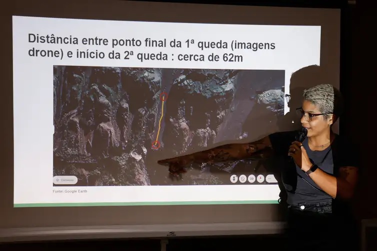 ドローンで映像が撮影された場所と2度目の転落で落ちた場所は約62メートルだったと説明するマリアナ氏(©Tânia Rêgo/Agência Brasil)