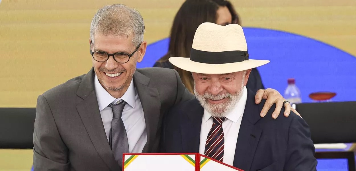 シドニオ・パルメイラSecom長官とルーラ大統領（Foto: Marcelo Camargo/Agência Brasil）