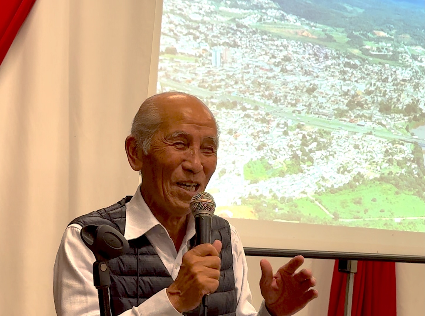 講演するレジストロ日伯文化協会の福澤一興顧問