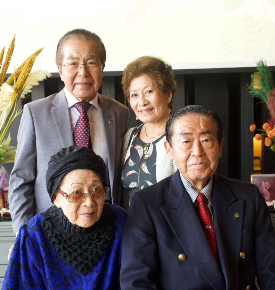 祝賀会での川合夫妻（前列）