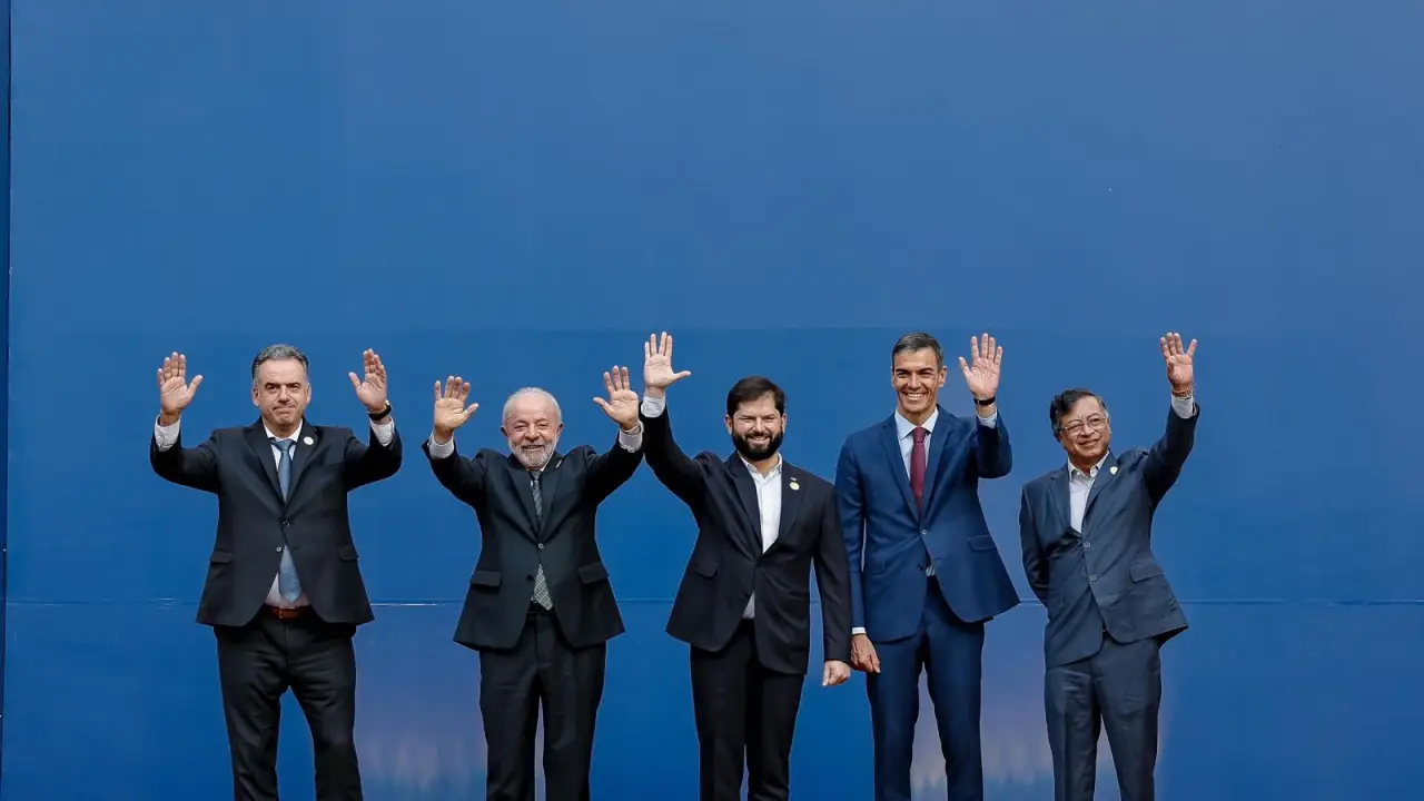 会合に参加した5カ国首脳。左からオルシ氏、ルーラ氏、ボリッチ氏、サンチェス氏、ペトロ氏(Foto: Ricardo Stuckert/PR)
