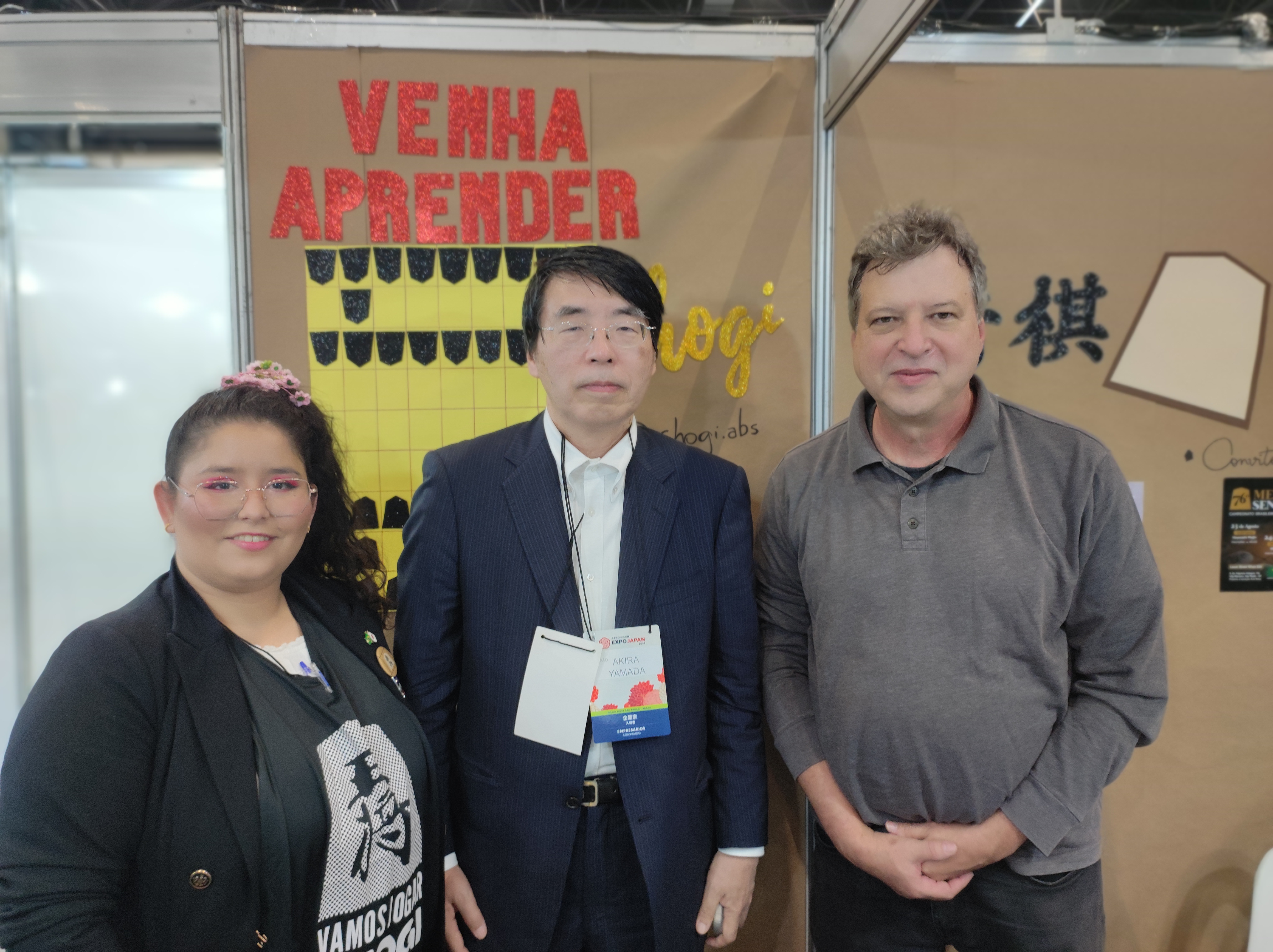 レベッカさん、山田理事長、ジェームス会長（左から）
