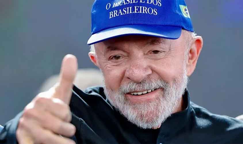 「ブラジルはブラジル国民のもの」と記された帽子をかぶるルーラ大統領（Foto: Ricardo Stuckert / PR）