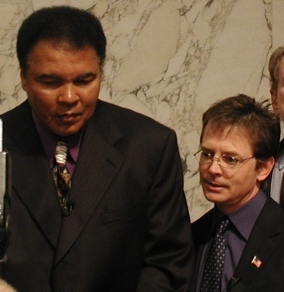 アリとマイケル・J・フォックス（2002年、Office of Senator Debbie Stabenow, Public domain, via Wikimedia Commons）
