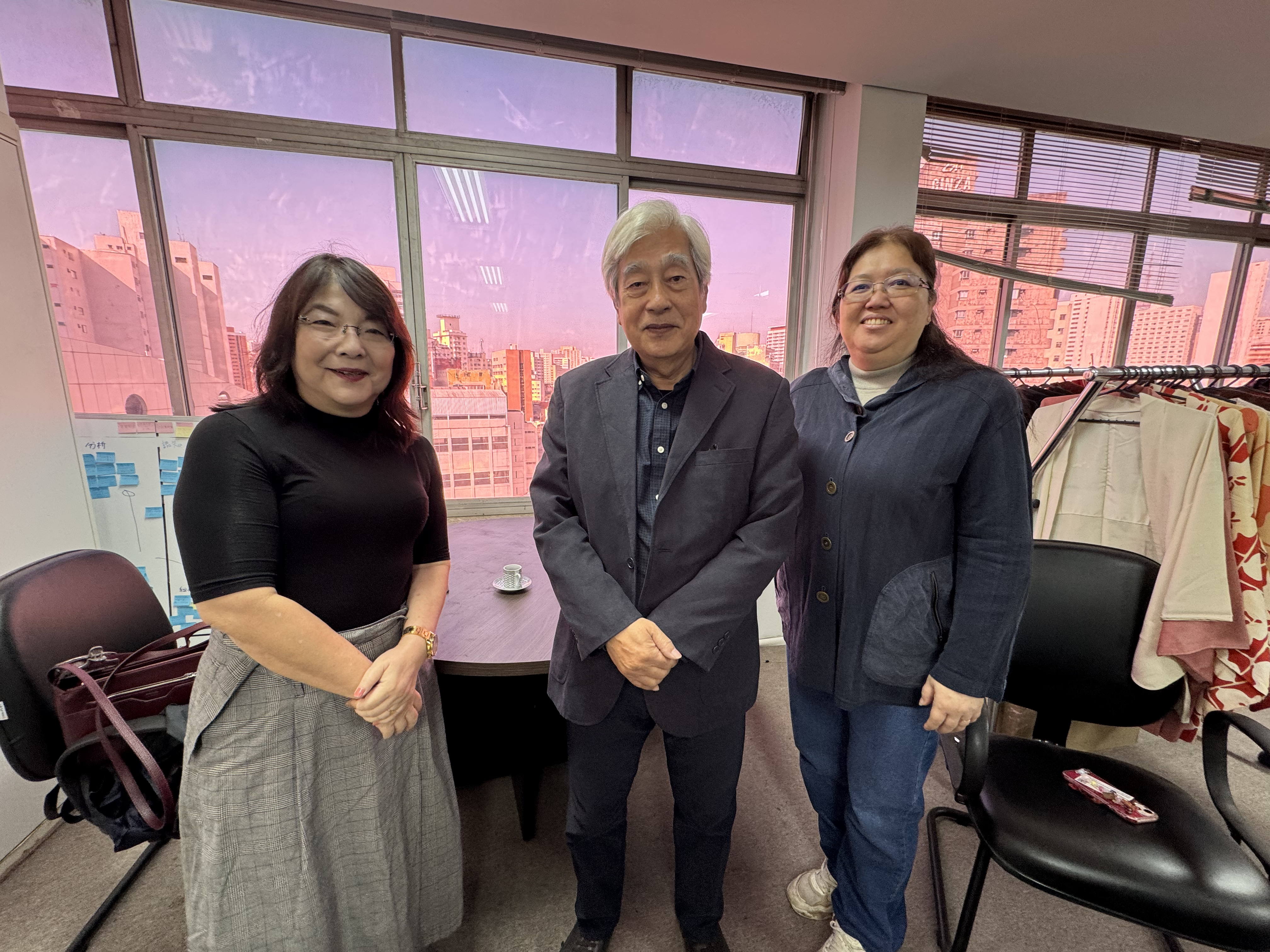 編集部を訪れた成田さん、堤さん、伊藤まみさん