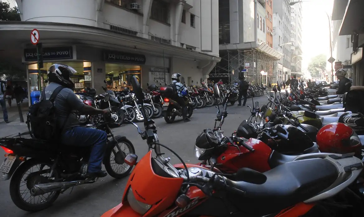 路上に停車中のバイクやバイクで行き交う人々（© 27/07/2012/Tânia Rêgo/Agência Brasil）