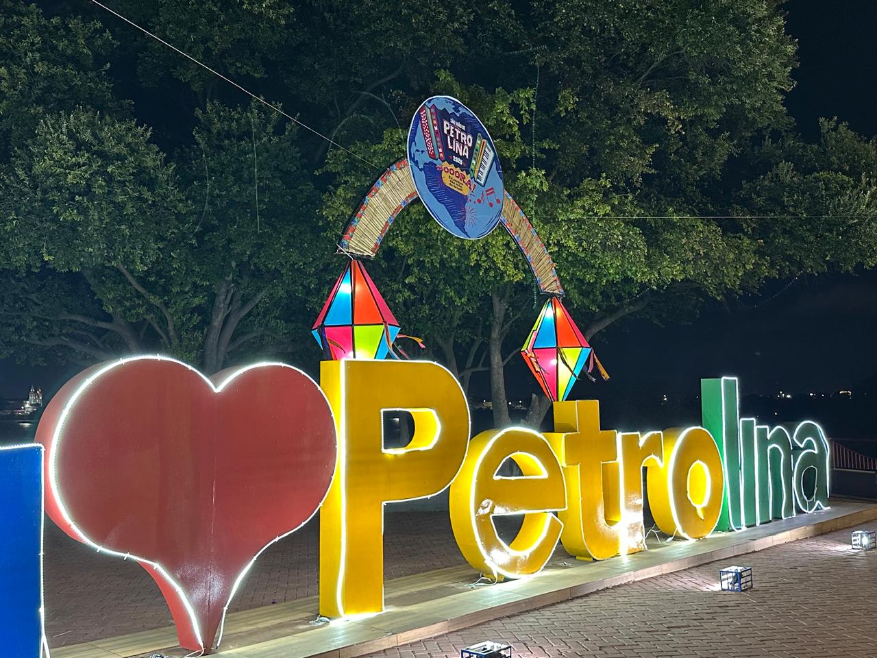 サンジョアン装飾をした「I LOVE PETROLINA」