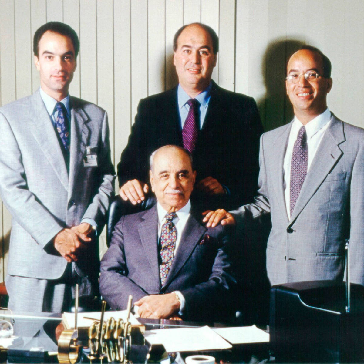 ロベルト・マリーニョ（中央）と3人の息子（左から、ジョアン・ロベルト、ロベルト・イリネウ、ジョゼ・ロベルト）（Foto: Divulgação）