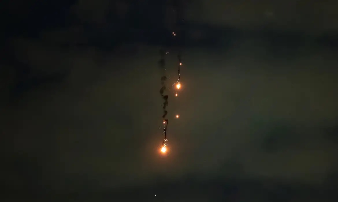 ウクライナを襲うロシア側のミサイル（© Vladyslav Sodel）