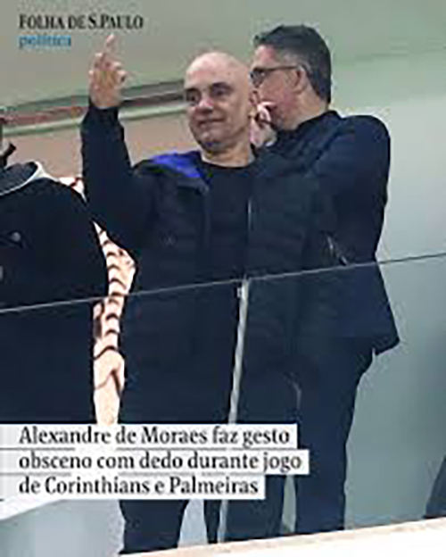 試合中、中指を立てるモラエス判事（Instagram）