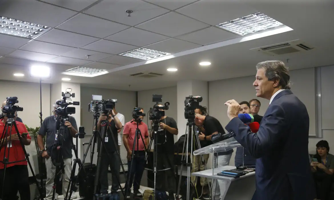 米国商務長官からのコンタクトがあったことなどを語るハダジ財相（© Paulo Pinto/Agência Brasil）