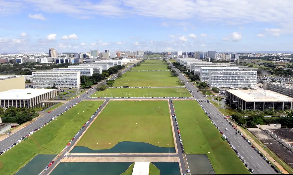 省庁広場を挟んで並ぶ各省庁の建物（© Marcello Casal Jr./Agência Brasil）