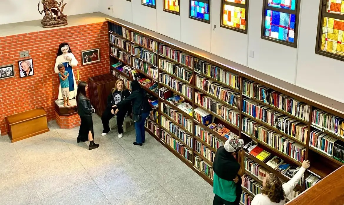 ヴィルマ・ランセロッチ図書館の内部（© padrejulio.lancellotti/Instagram