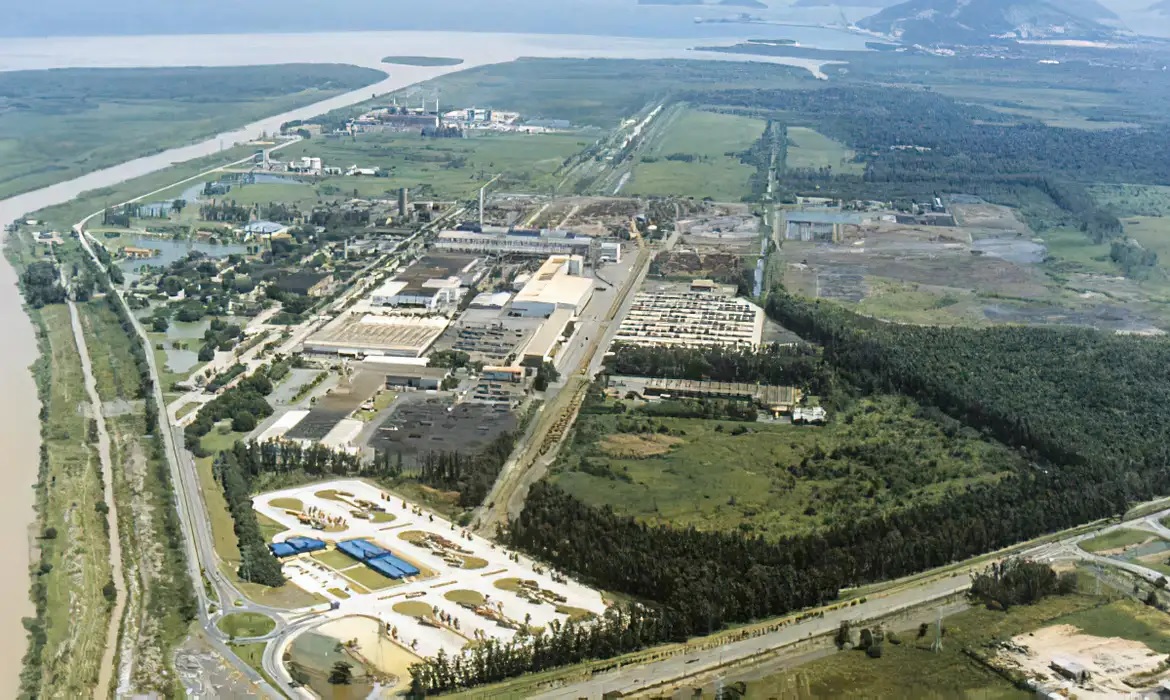 大気汚染で煙るリオ市上空 (© AEDIN/Divulgação)