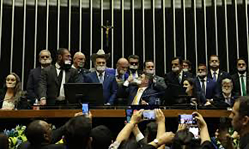 野党議員たちの抗議(Jose Cruz/Agencia Brasil)