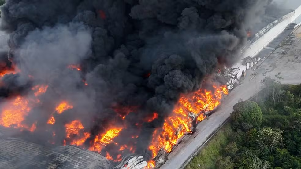 6日になっても燃え盛る炎と黒煙（William Duarte/Rede Amazônica）