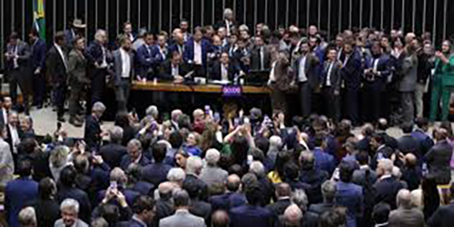 6日夜の混乱の様子(Bruno Spada/Camara dos Deputados)