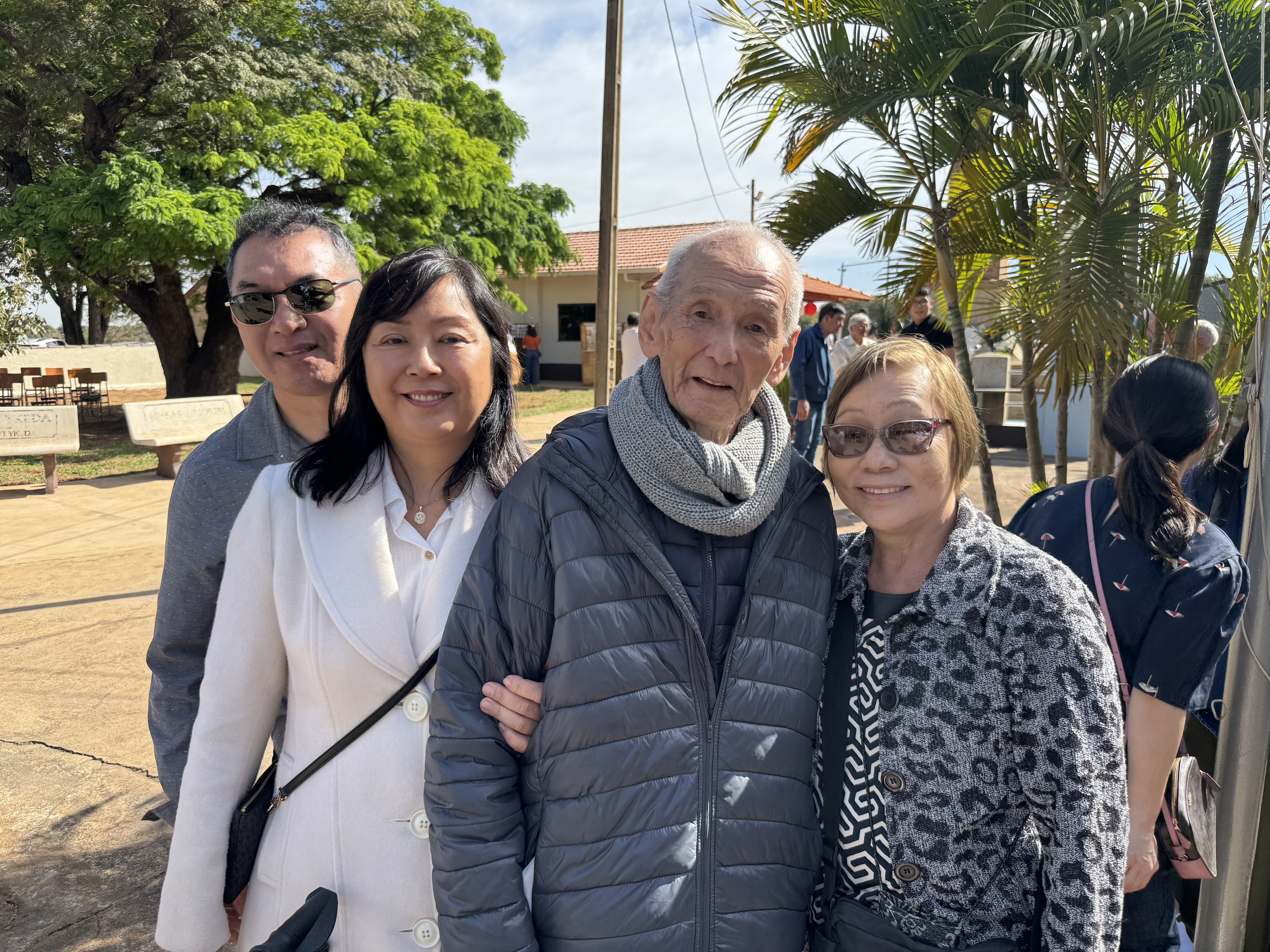 左から中尾マリオ・ナカシさんの娘婿の中島シルビオ、娘のルシアナ、ナカシさん、妻のオジラさん