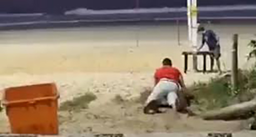 被害にあい泥酔するイギリス人男性（Reprodução）