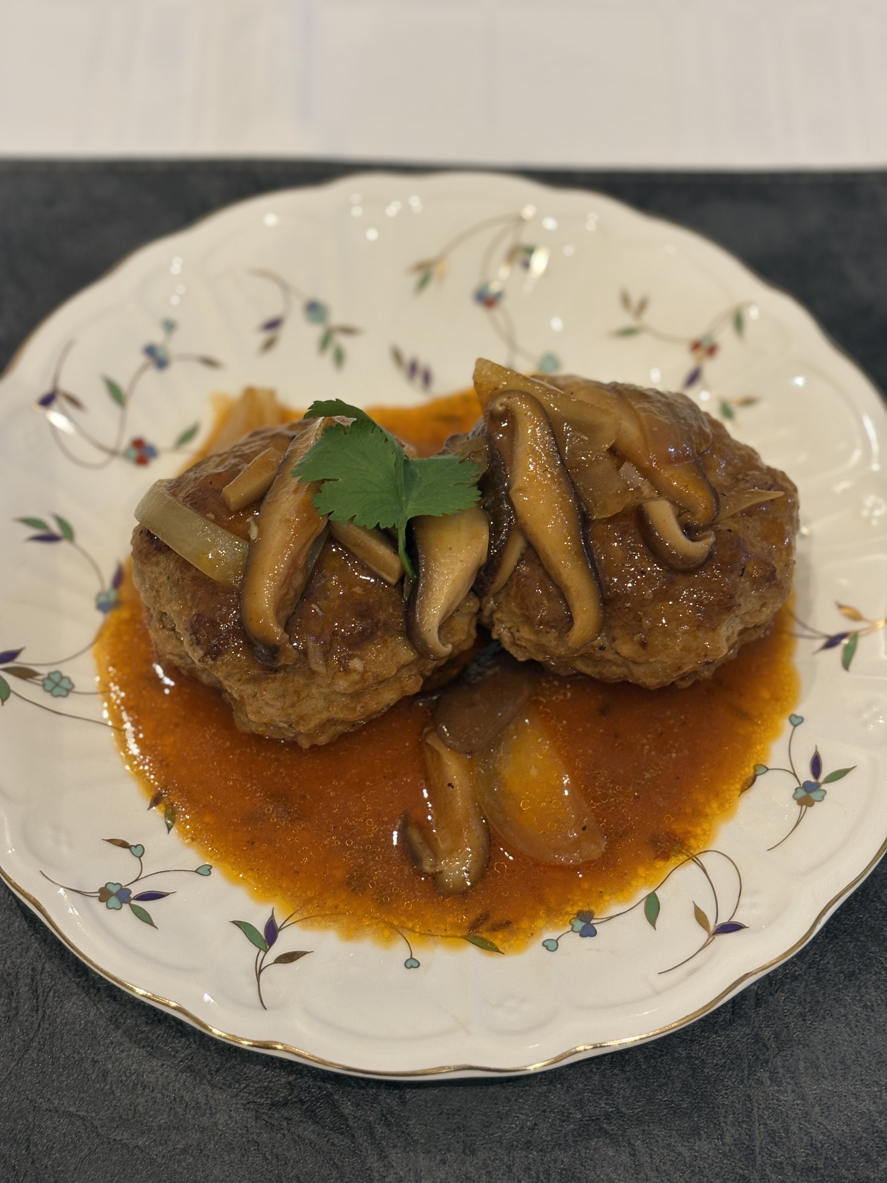 手間をかけずにジューシー煮込みハンバーグ＝レシピ紹介コーナー「いただきます」（47）＝「日本の家庭料理をブラジルで作る！」