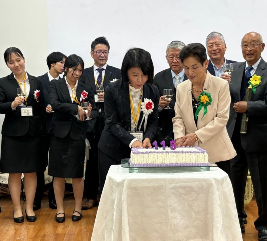 ケーキカットをする藤原推進監（左）と角南会長