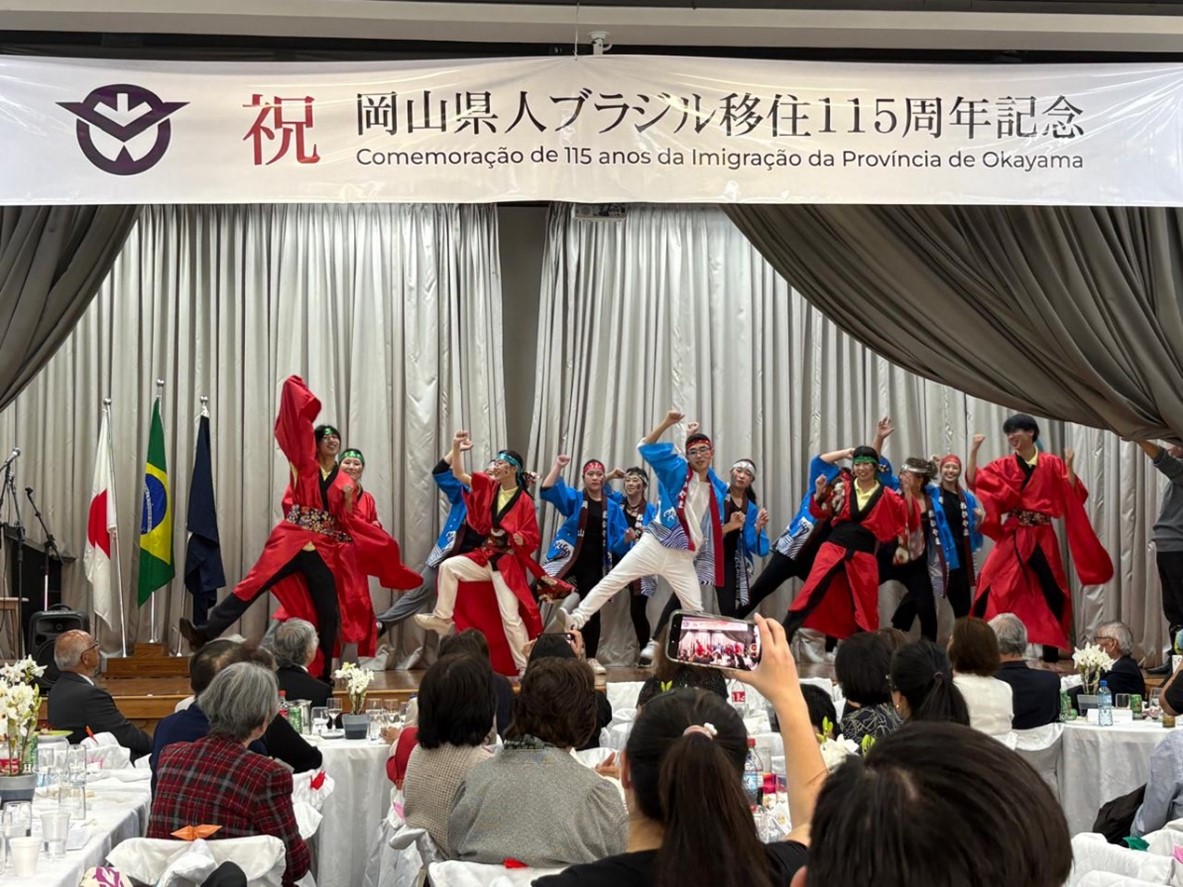 懇親会で郷土音頭「うらじゃ」を披露する慶祝団の学生と岡山県人会の青年たち