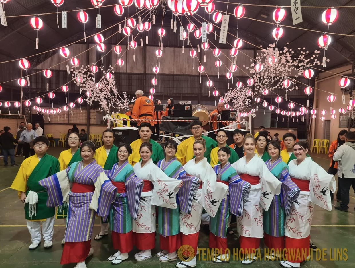 リンス西本願寺で盆踊り300人が浴衣姿で輪になって踊る
