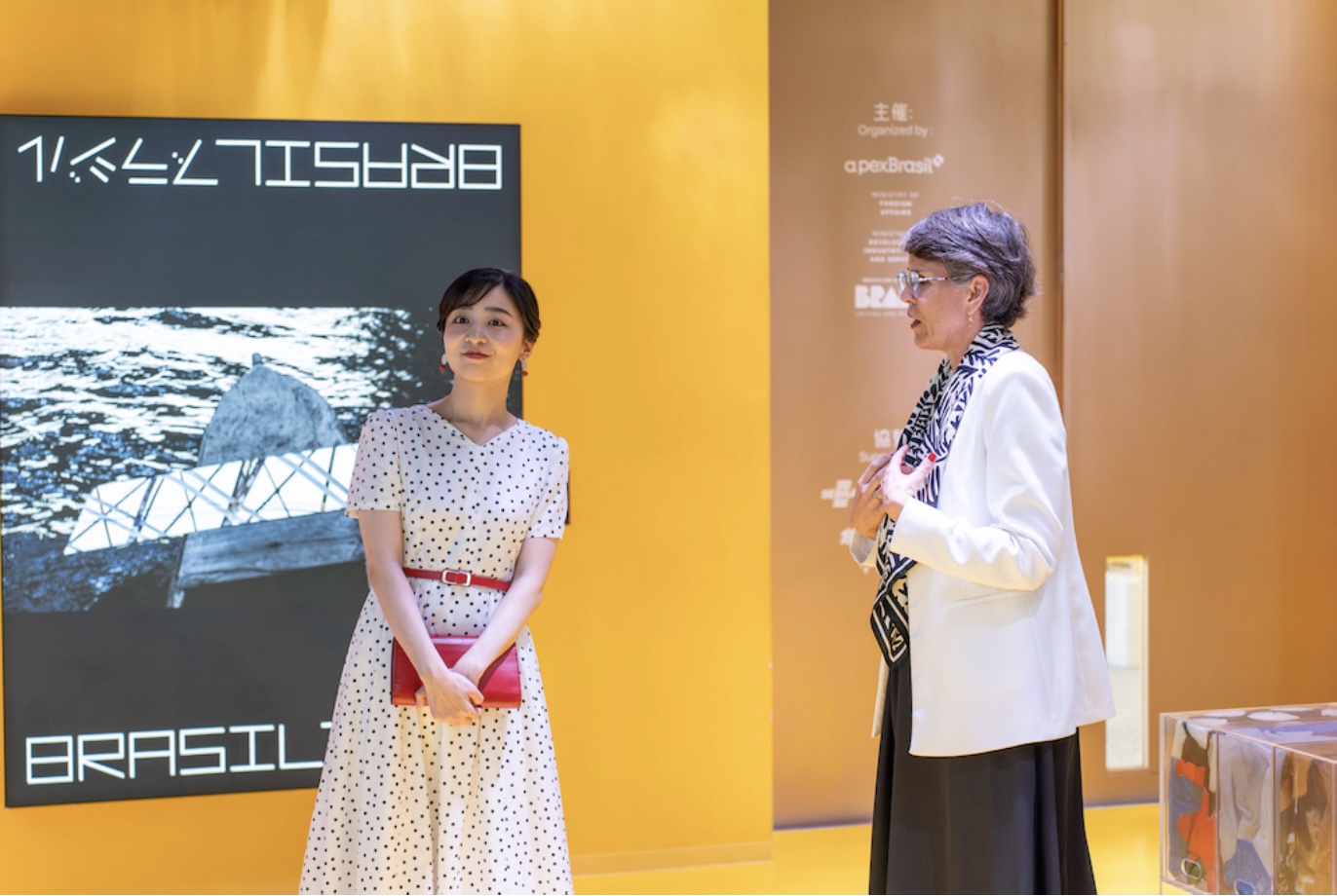 佳子さま熱心に展示ご鑑賞＝万博ブラジル館を訪問され