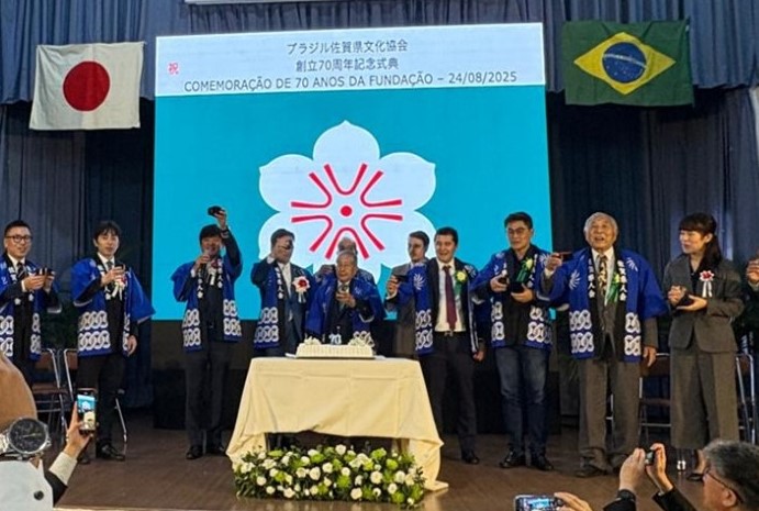 宮原県議会議長の音頭で乾杯をした際の様子