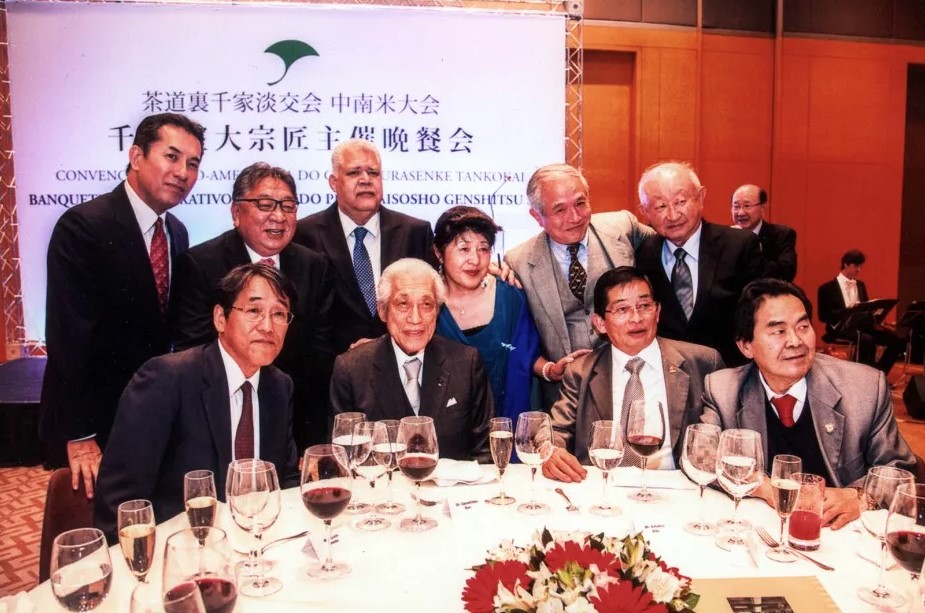 2014年9月29日、裏千家中南米布教60周年を記念してサンパウロ市グランデ・ハイアットホテルで開かれた晩餐会にて、来賓や裏千家関係者と（前列左から二人目が大宗匠、右後ろに立つ女性が著者）