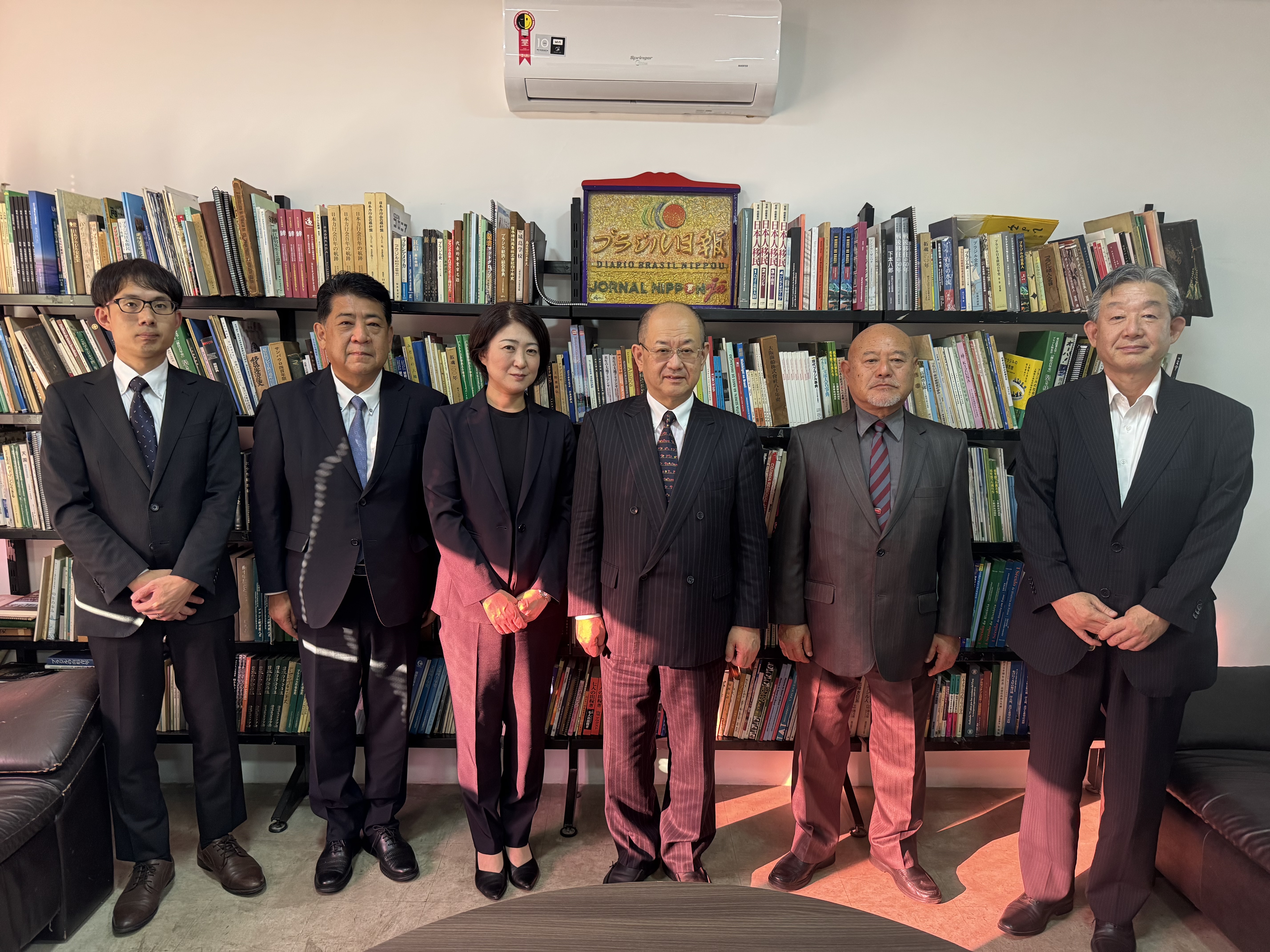 O segundo da esquerda é Kobayashi Jun, a vice-reitora Kamioka Miho e o reitor Eguchi Bunyo