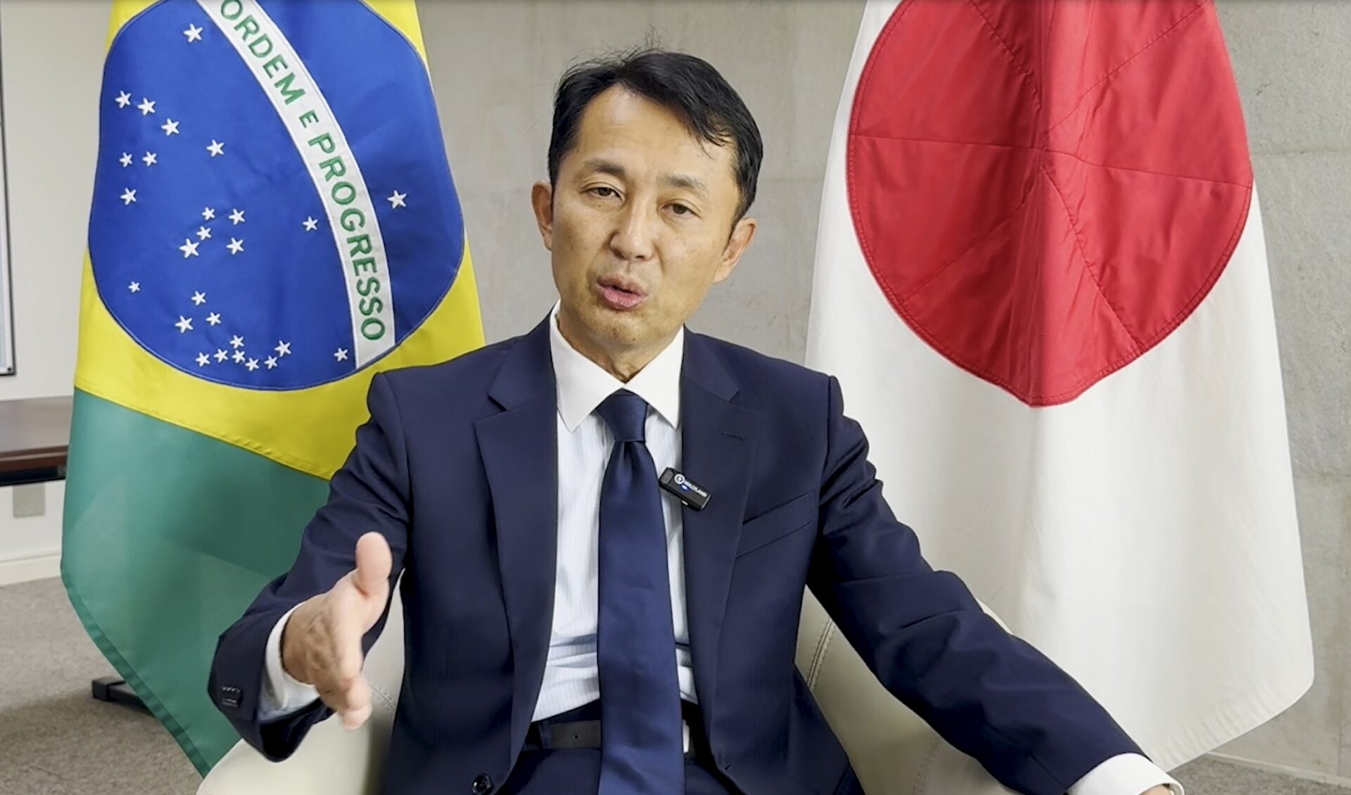 林大使、日本政府の取り組みについて説明する