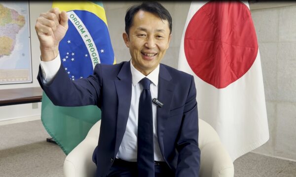 林大使、日伯関係130周年を祝って手を挙げる