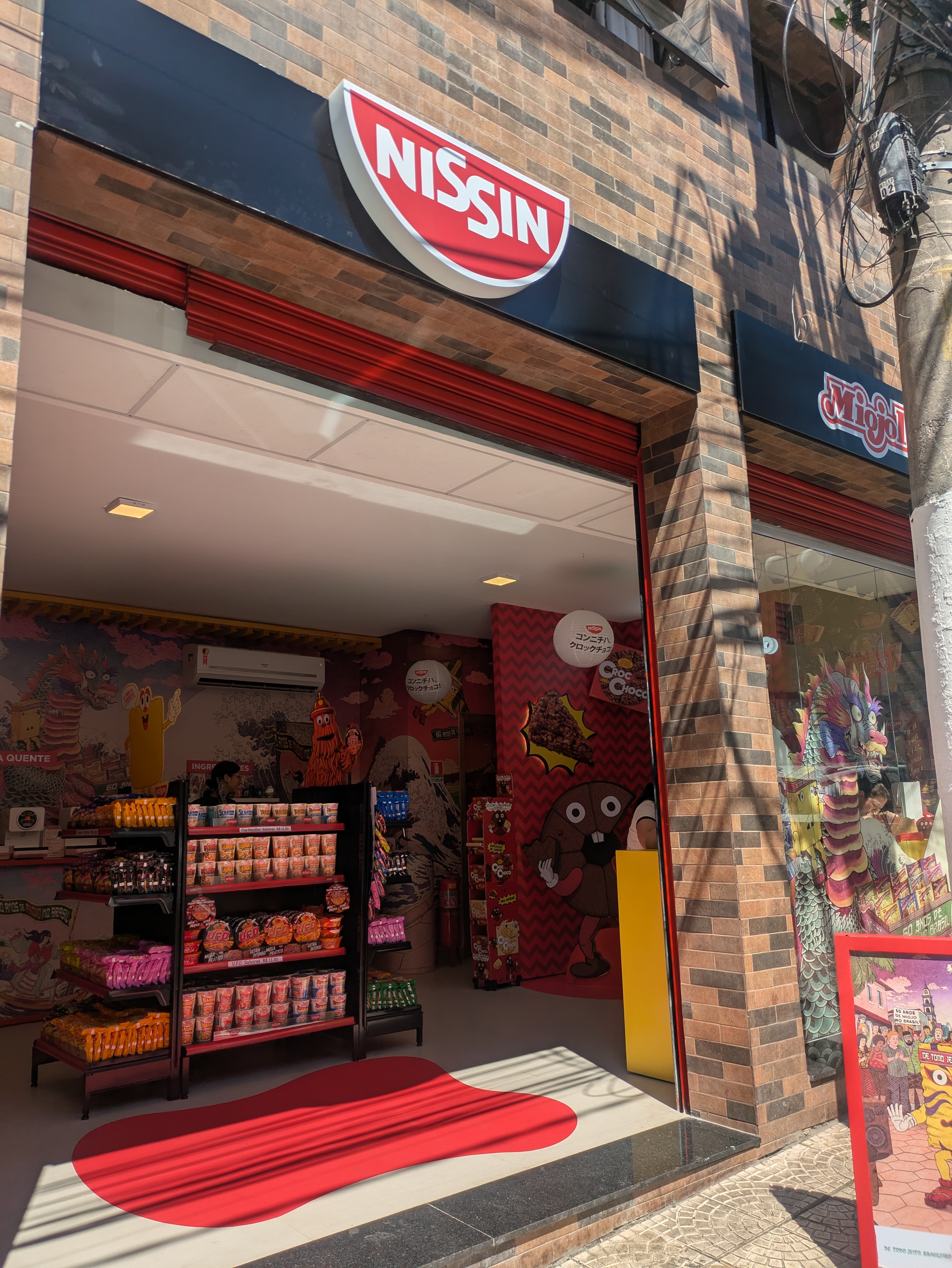 カップヌードルやUFOをその場で調理して食べることができる