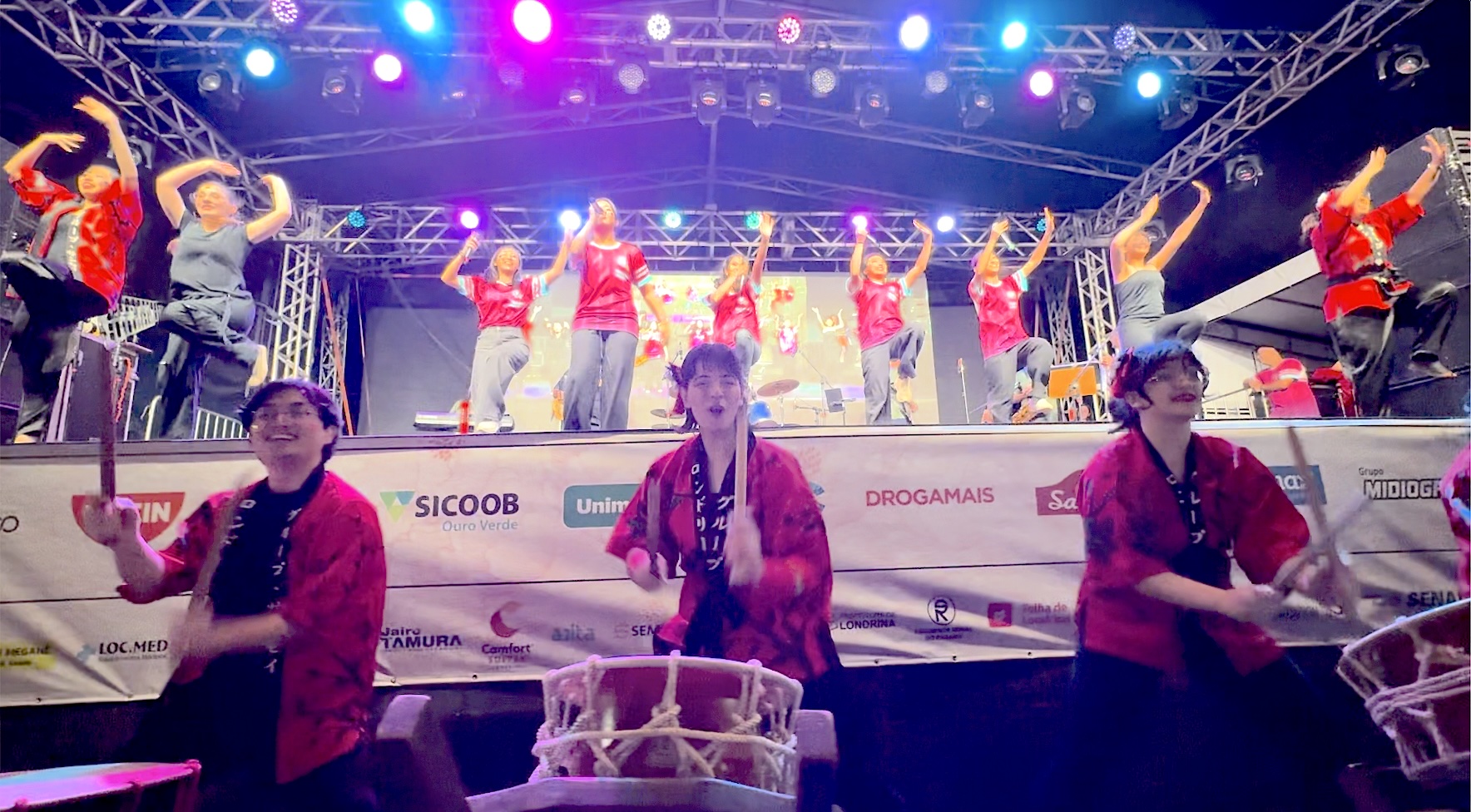 歌と踊り、生バンド、和太鼓が一体となったマツリダンスのステージの様子