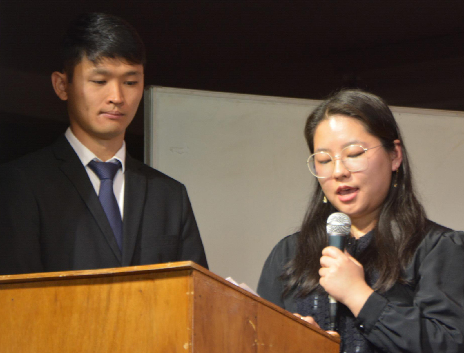 司会進行する指宿えみりさん（右）と菅野強司さん