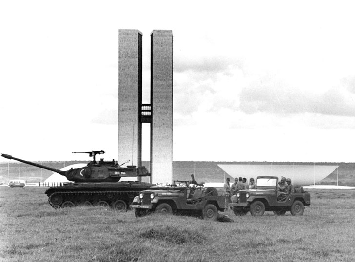 オペレーション・ブラザー・サムでブラジル沖に展開された米国海軍の軍艦（https://pt.wikipedia.org/wiki/Opera%C3%A7%C3%A3o_Brother_Sam）