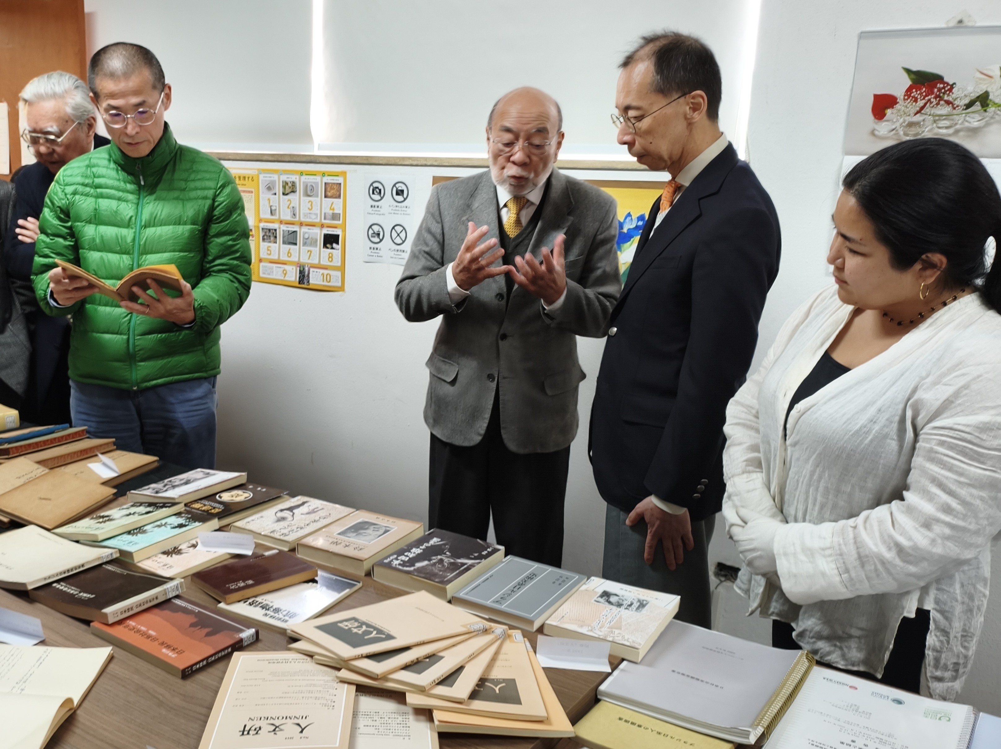 O cônsul-geral Shimizu visitou o Instituto de Humanidades de São Paulo e examinou livros e materiais preciosos. Na ocasião, recebemos suas palavras dizendo que eram 'materiais além da imaginação' (Editor-chefe do Brasil Nippo Fukasawa, Presidente do Instituto de Humanidades Jorge Hokuhara, Cônsul-geral Shimizu, Jabana)